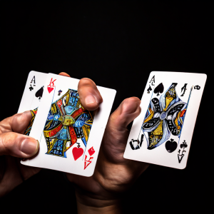 블랙잭 게임에서 핵심적인 소프트 핸드와 하드 핸드의 차이점을 보여주는 이미지로, 에이스와 6으로 구성된 유연한 합계와 10과 7로 구성된 고정된 합계를 비교하여 설명합니다.