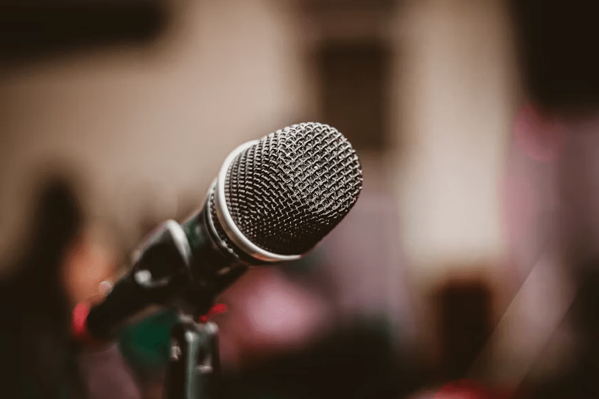Microphone representing the need to verify interview sources, speakers and publication context.